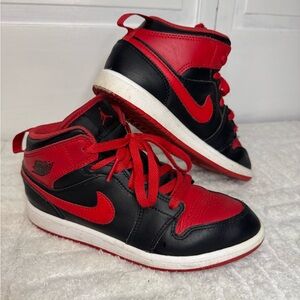 Air Jordan 1 Mid “ Alternate Bred “ 2022 - DQ8424-060
2.5Y Red Black